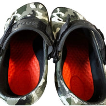 Load image into Gallery viewer, Crocs Camo Clogs Mens 6 Womens 8 Adjustable Strap Green Camouflage