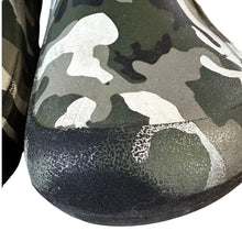 Load image into Gallery viewer, Crocs Camo Clogs Mens 6 Womens 8 Adjustable Strap Green Camouflage
