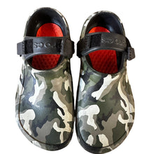 Load image into Gallery viewer, Crocs Camo Clogs Mens 6 Womens 8 Adjustable Strap Green Camouflage
