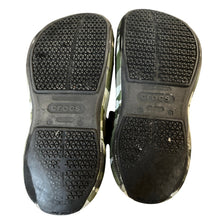 Load image into Gallery viewer, Crocs Camo Clogs Mens 6 Womens 8 Adjustable Strap Green Camouflage
